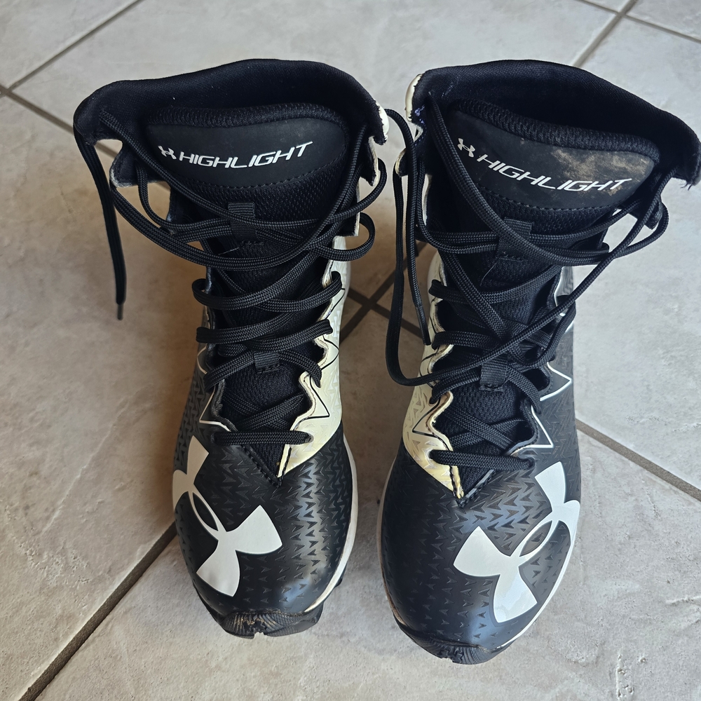 Under Armour Football Cleats Boys Size 2